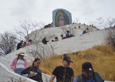 Peregrinan familias hasta el cerrito de Navojoa