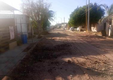 Vecinos de Laureles en Navojoa se cooperan para reparar su calle al no recibir respuesta