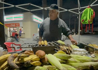 Historia decembrina: Hombre en situación vulnerable cambia elotes por regalos de Navidad