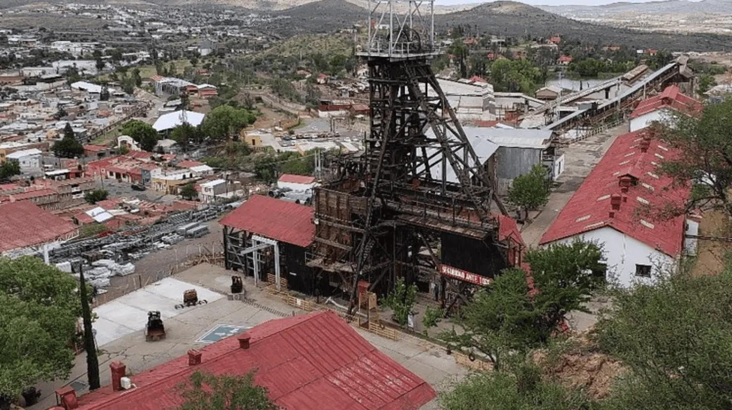 El recorrido turístico comienza con un descenso de 90 metros al nivel 2 de la mina.