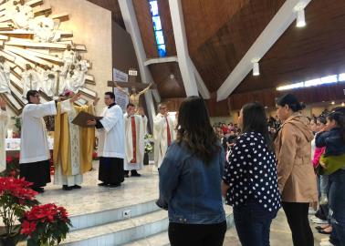 Obispo da bendición especial a mujeres embarazadas