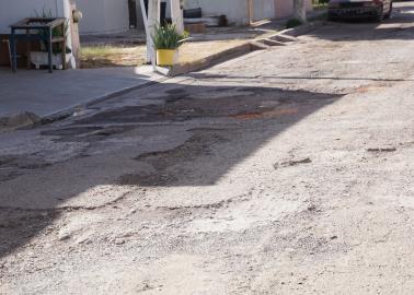 Vecinos bachean con escombro calles de la colonia Miravalle