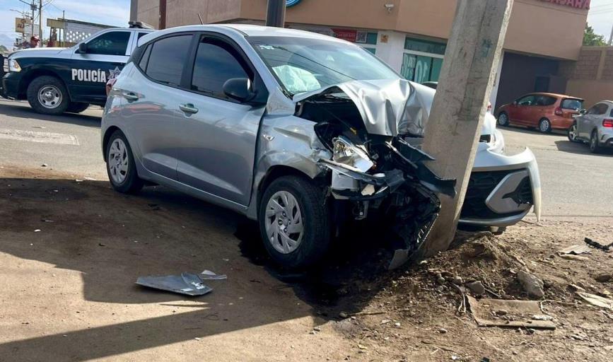 Dos mujeres lesionadas al chocar contra un poste en Obregón