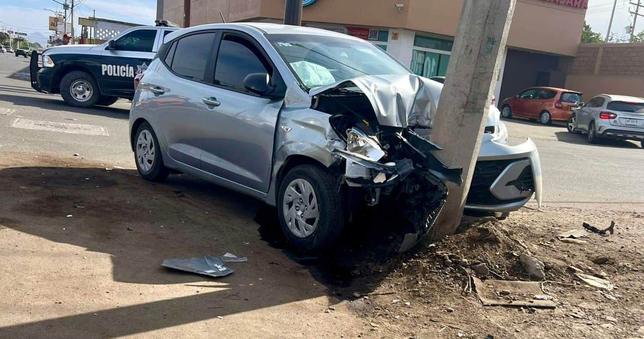 Dos mujeres lesionadas al chocar contra un poste en Obregón