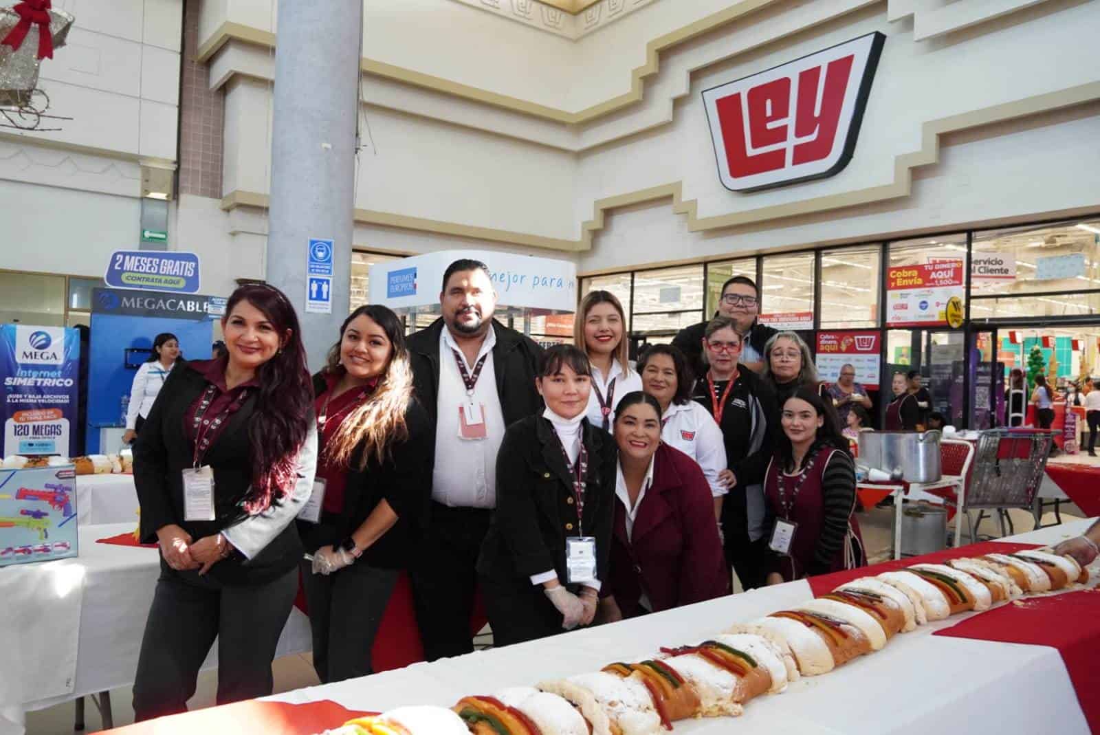 Ofrecen rosca gigante en Ley Plaza Obregón