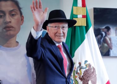 Ken Salazar se despide como embajador de EE.UU. e insiste en que fentanilo se produce en México