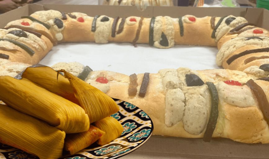 ¿De dónde viene la tradición de dar tamales tras encontrar al niño en Rosca de Reyes?