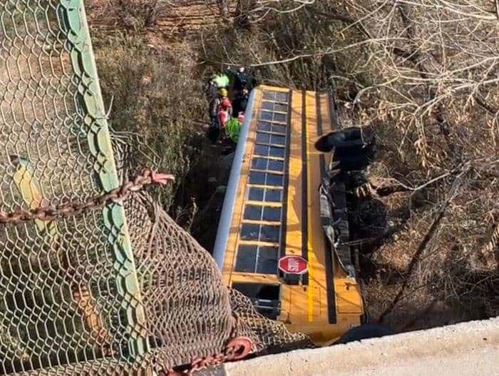 Cae autobús a barranco en Nogales