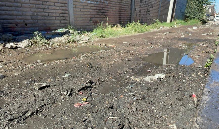 Vecinos de la colonia Hidalgo de Cajeme viven entre aguas sucias