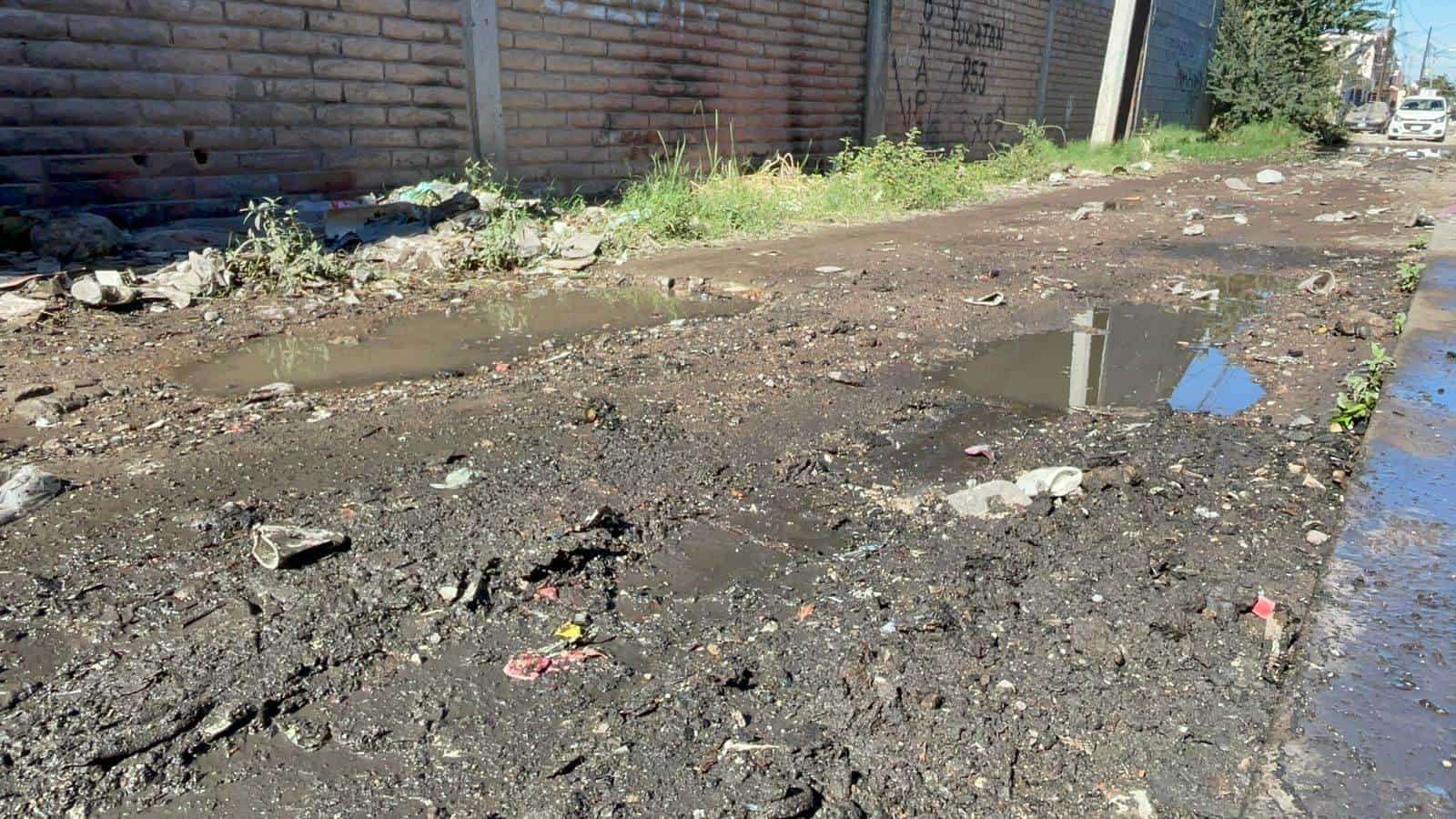 Vecinos de la colonia Hidalgo de Cajeme viven entre aguas sucias