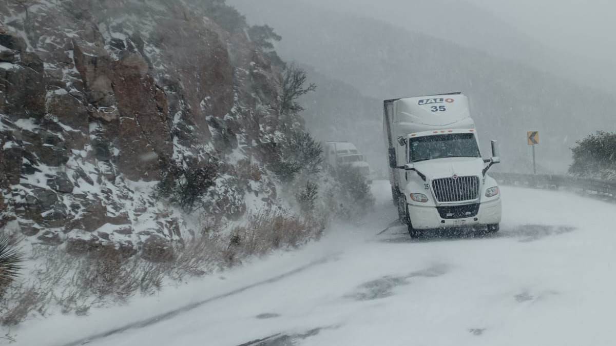 Tormenta invernal ocasiona nevadas en Sonora y como precaución cierran carreteras