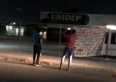 Colocan manta por fuera de una universidad en Ciudad Obregón