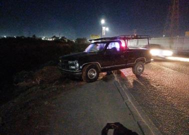 Cae camioneta a dren de la calle 300, en Ciudad Obregón