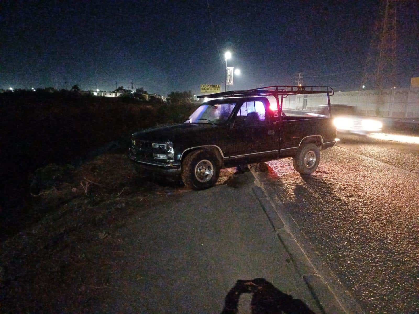 Cae camioneta a dren de la calle 300, en Ciudad Obregón