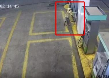 VIDEO | Niño de 9 años asalta a mano armada una gasolinería; amenazó al despachador con dispararle