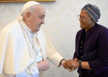 Papa Francisco aparece con cabestrillo en el brazo: ¿Qué le pasó?