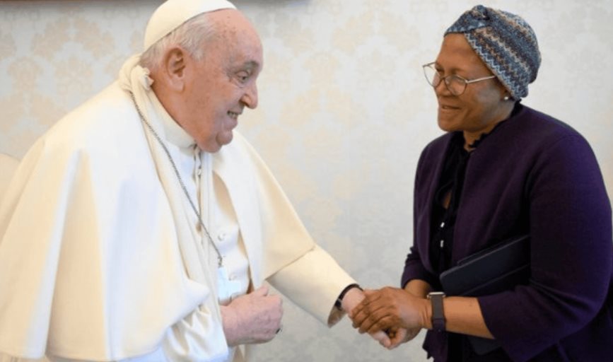 Papa Francisco aparece con cabestrillo en el brazo: ¿Qué le pasó?