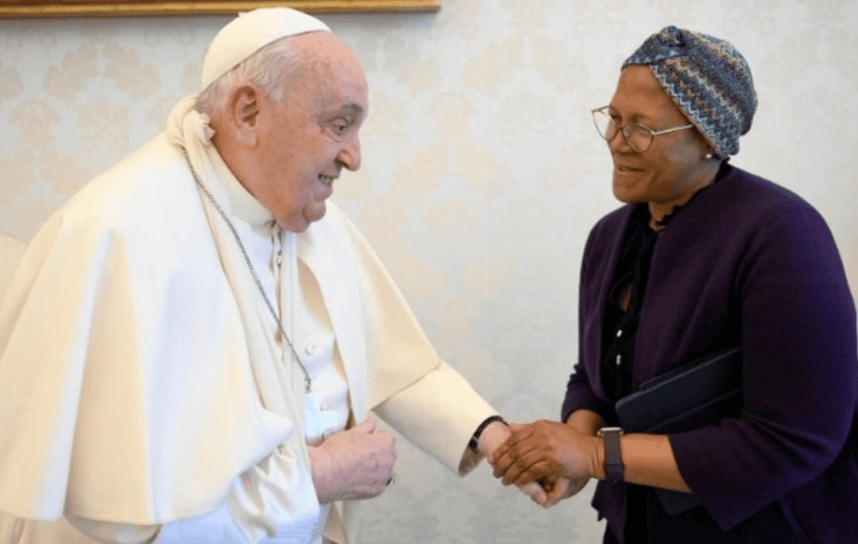 Papa Francisco aparece con cabestrillo en el brazo: ¿Qué le pasó?