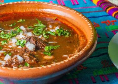 Así puedes preparar 2 kilos de birria para recibir a toda la familia