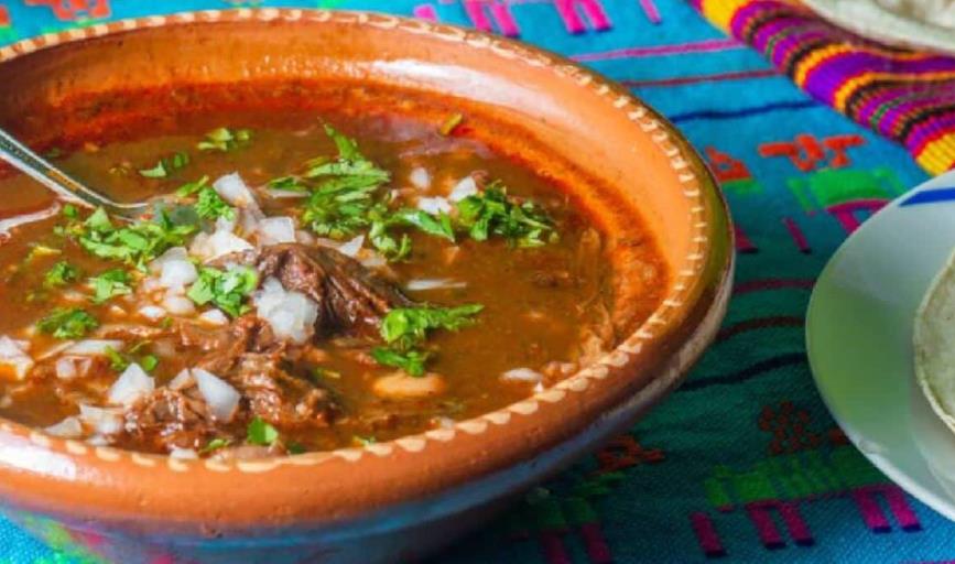 Así puedes preparar 2 kilos de birria para recibir a toda la familia