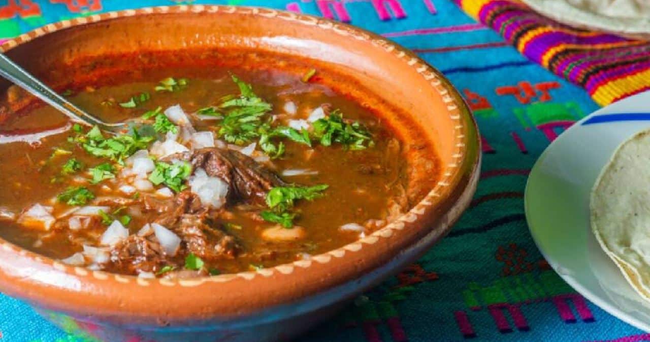 Así puedes preparar 2 kilos de birria para recibir a toda la familia