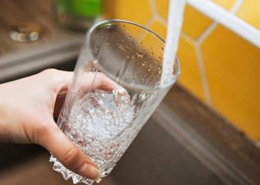 Por estas razones no debes utilizar los vasos de veladoras para beber agua