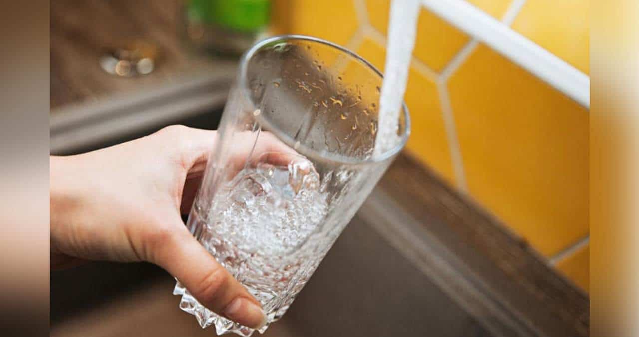 Por estas razones no debes utilizar los vasos de veladoras para beber agua