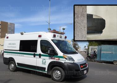 Cae trabajador del IMSS desde segundo piso