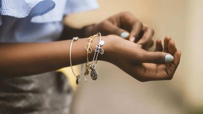 ¿Cuál es el significado de llevar muchas pulseras en la muñeca? Esto dice la psicología ¿Cuál es el significado de llevar muchas pulseras en la muñeca? Esto dice la psicología