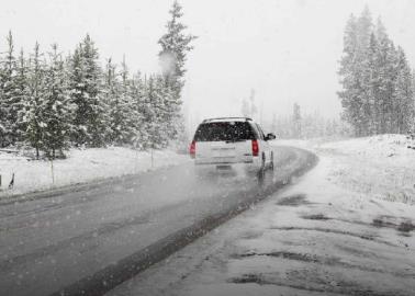 ¿Vas a manejar en carreteras con nieve? Esto tienes que revisar en tu auto