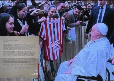 Regalan playera de Chivas al Papa Francisco y le piden bendición para el equipo