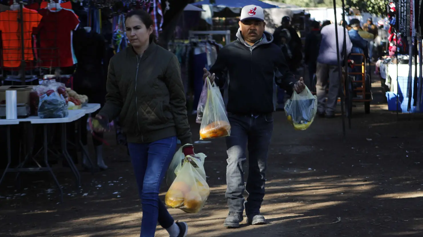 Suben ventas de tiangueros, pese a cuesta de enero