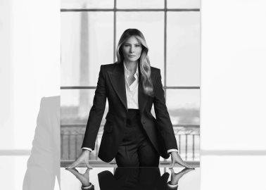 Melania Trump muestra su lado más serio en su nuevo retrato oficial