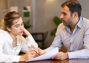 ¿Qué significa que una persona desvíe la mirada cuando habla? Esto dice la psicología