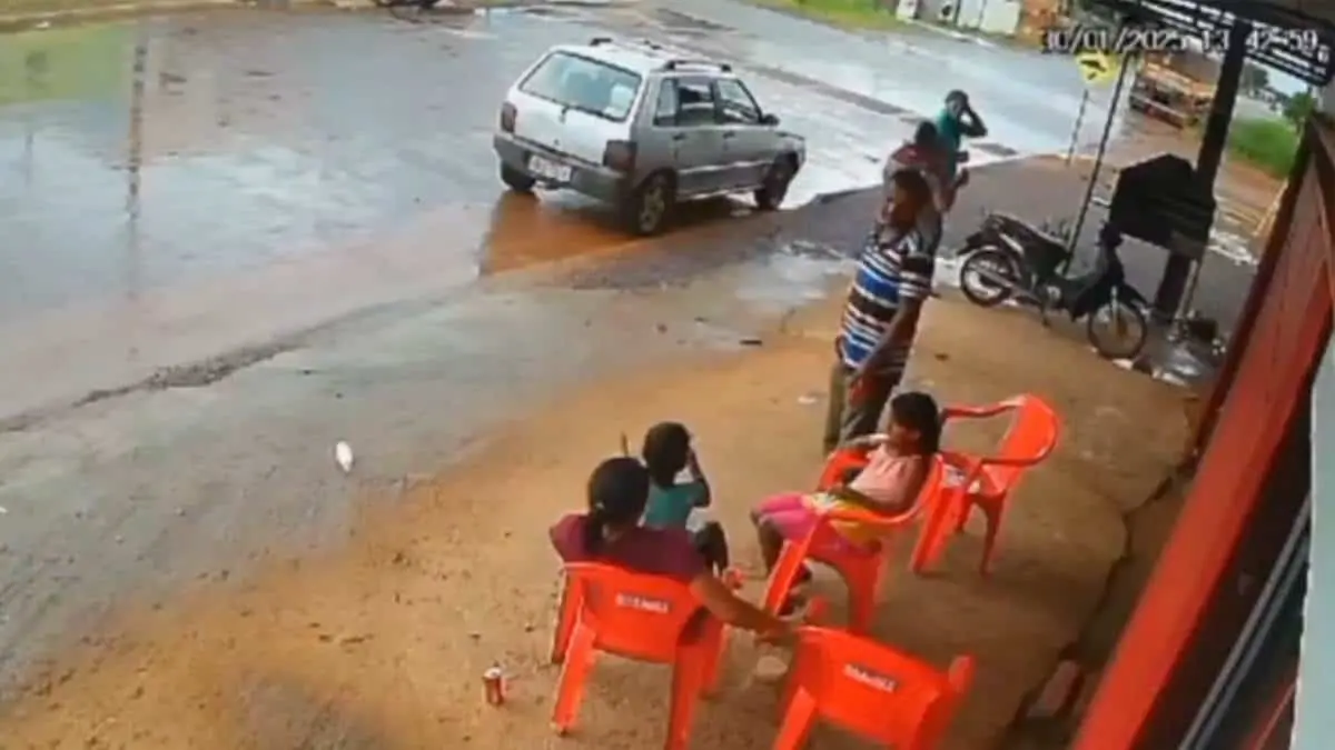 VIDEO | Imágenes sensibles: Asesina a mujer a puñaladas delante de sus hijos