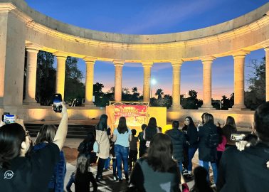 Cáncer infantil: iluminan de dorado la Plaza Ignacio Zaragoza