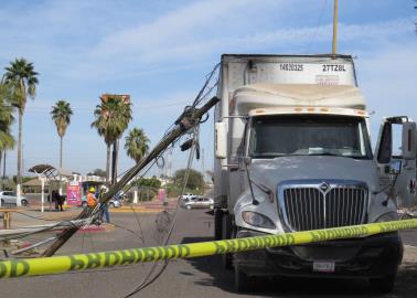 Tráiler derriba postes al norte de Ciudad Obregón