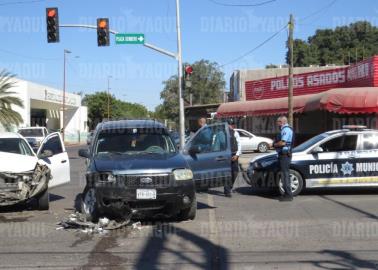 Aparatoso choque en la calle 200 de Ciudad Obregón