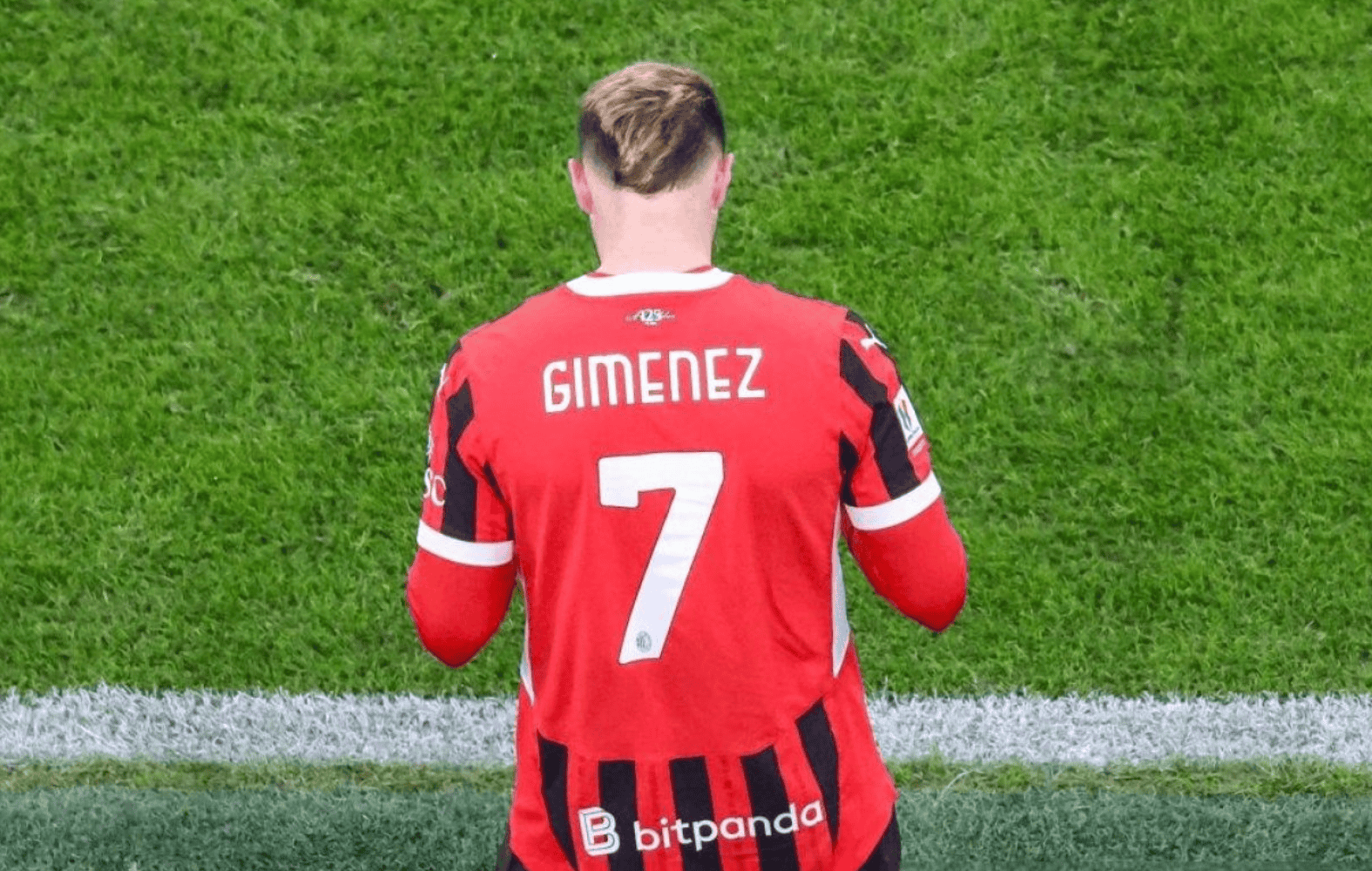 Santiago Giménez: esto vale el delantero mexicano que debutó hoy en el AC Milan