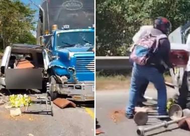 Carroza choca contra un tráiler: se sale el ataúd y el cadáver quedó expuesto en la carretera