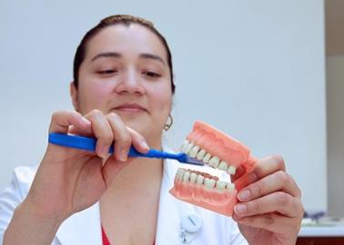 La importancia del hilo dental y la higiene bucal para una sonrisa saludable