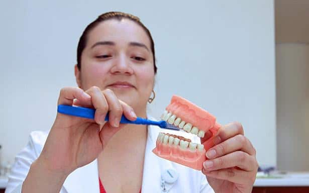 La importancia del hilo dental y la higiene bucal para una sonrisa saludable