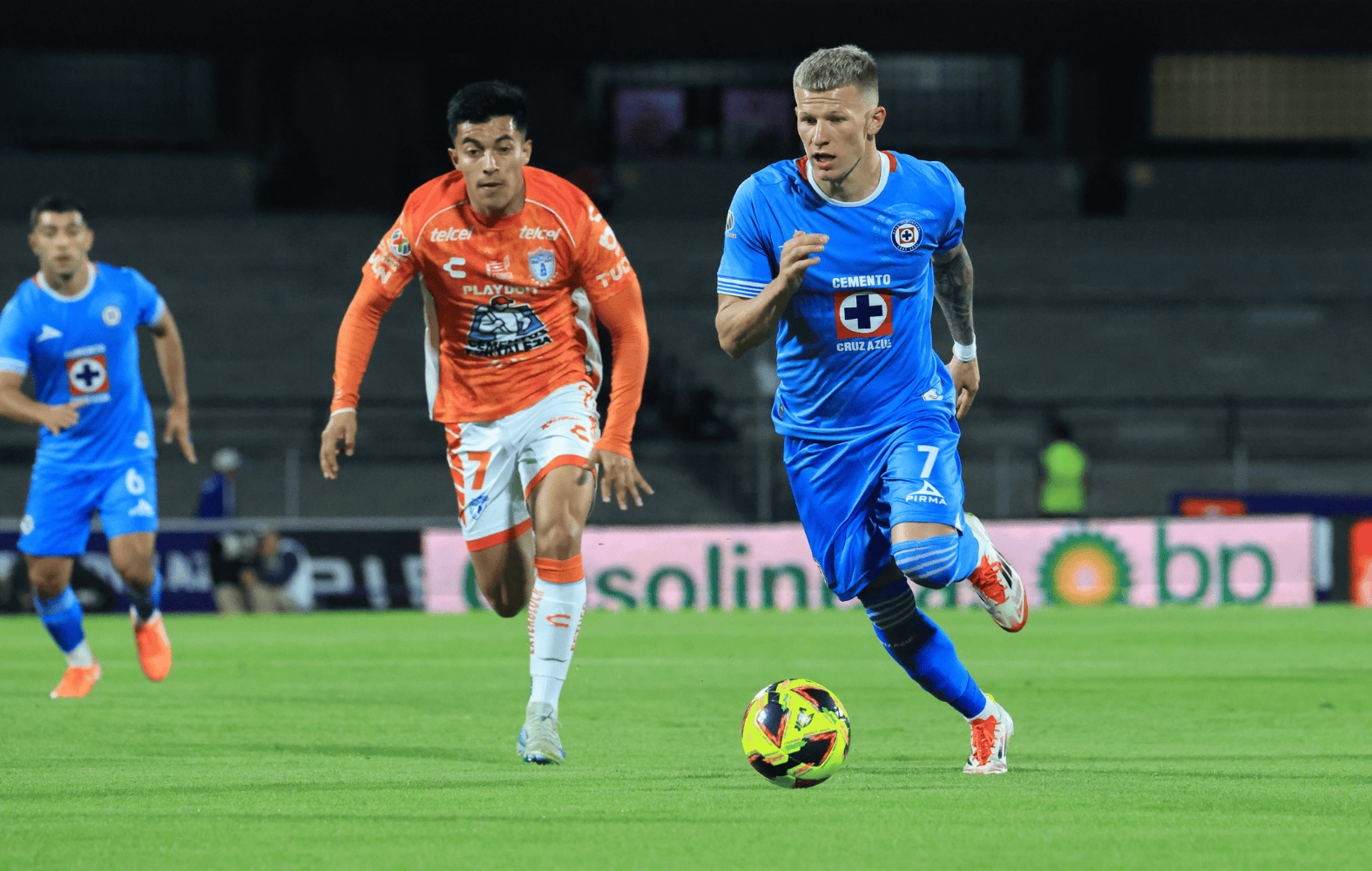 Cruz Azul vence a Pachuca y gana por primera vez en el Estadio Universitario