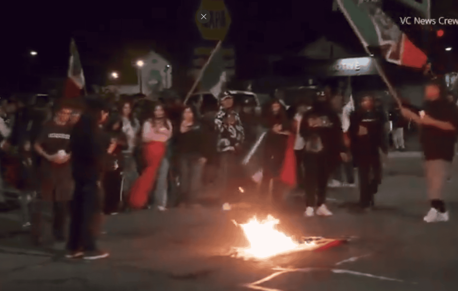 Protesta en California: Mexicanos queman bandera de EE. UU. contra deportaciones