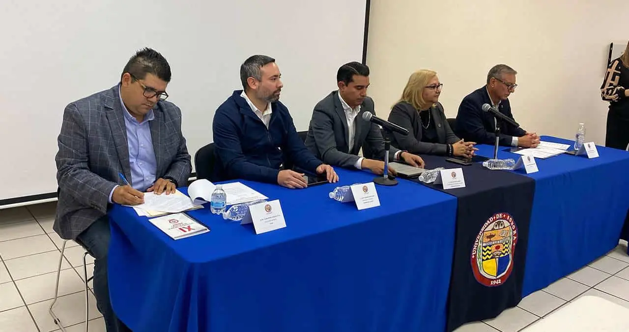 En la mesa de diálogo se encontraban la rectora de la Unison, Rita Plancarte; el Secretario de Educación y Cultura, Froylán Gámez; el secretario del trabajo, David Fernando Soto Alday; Cuauhtémoc Nieblas Cota, Secretario General del STAUS;  y el Dr. Luis Enrique Riojas Duarte, secretario General administrativo de la Unison