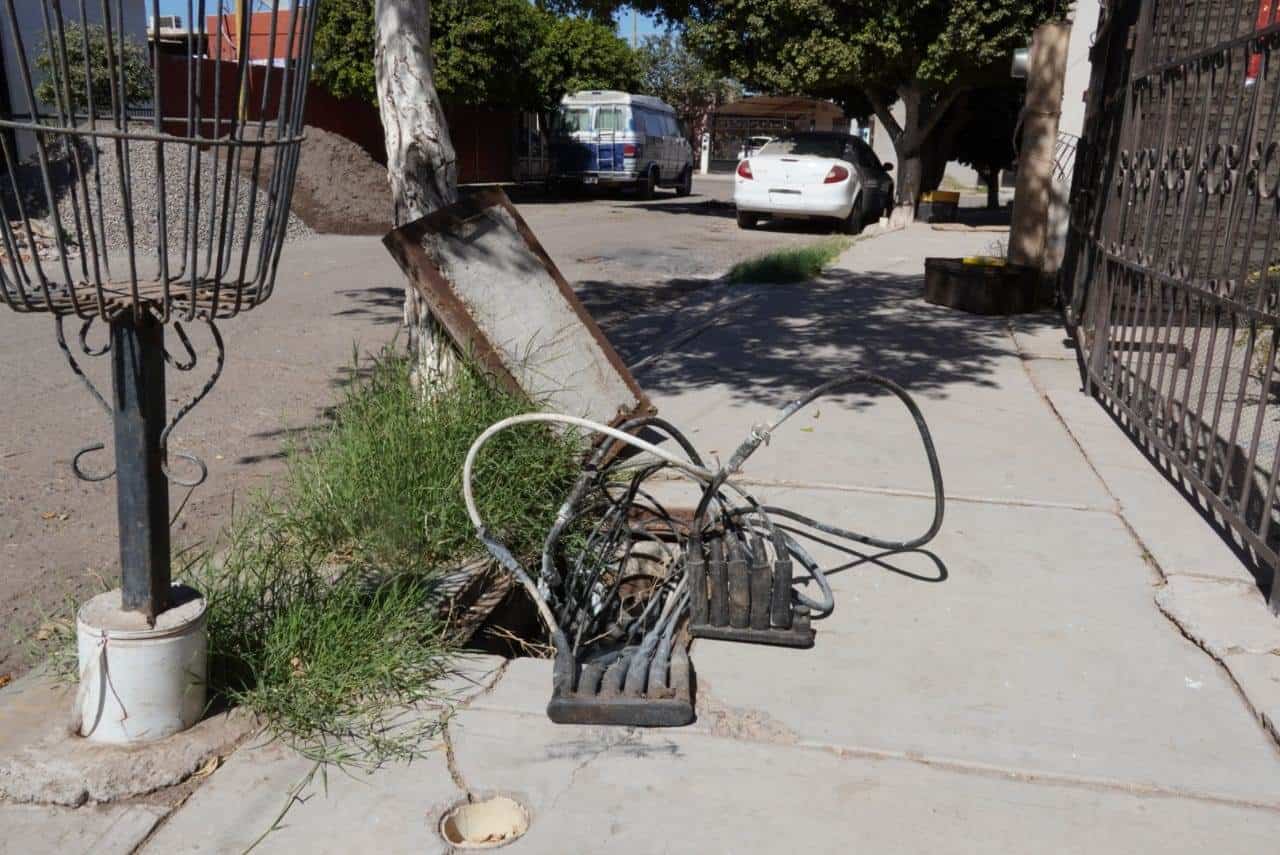 Drenaje colapsado deja sin luz a residentes de Valle del Real en Ciudad Obregón