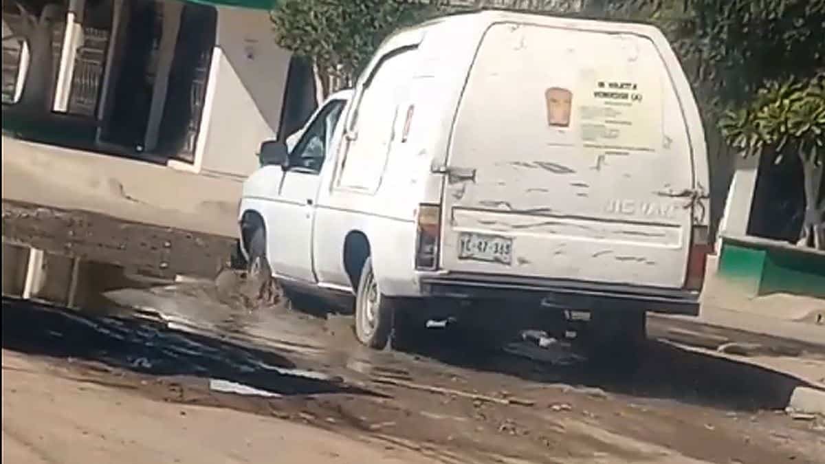 ¡La Laguna!... de aguas negras. Lo que diario ven niños de primaria de la Matías Méndez