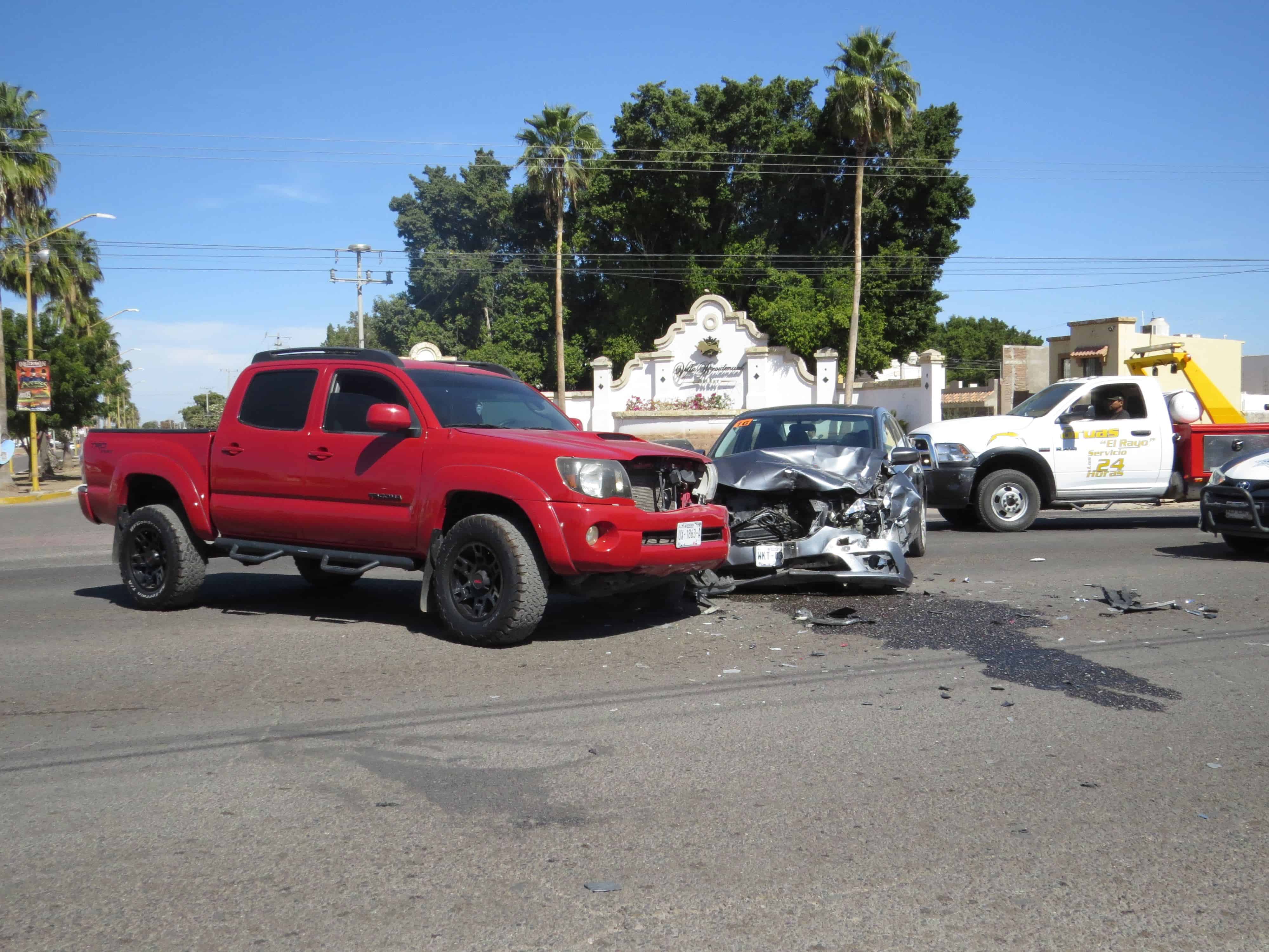 Aparatoso choque en la entrada a Villas del Rey, en Ciudad Obregón