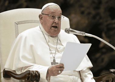 El Papa Francisco pasa una noche tranquila y se mantiene en tratamiento, informa el Vaticano