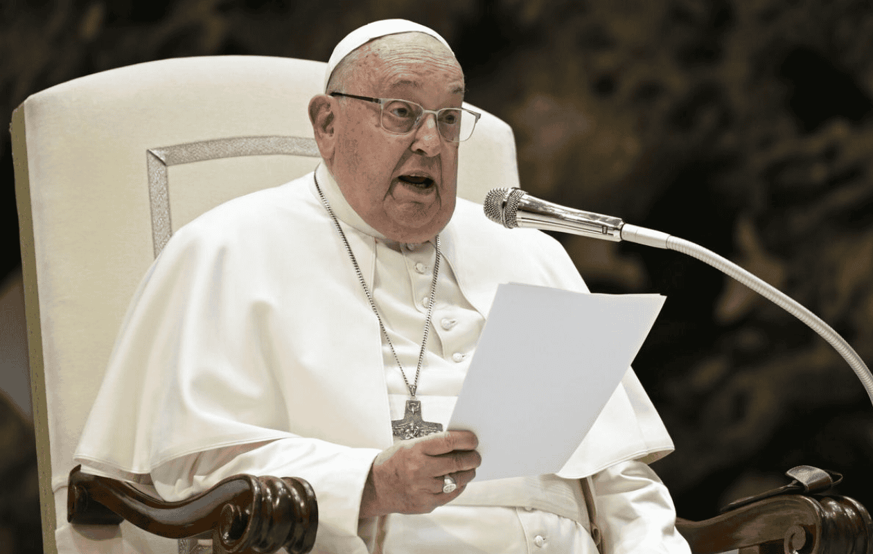 El Papa Francisco pasa una noche tranquila y se mantiene en tratamiento, informa el Vaticano